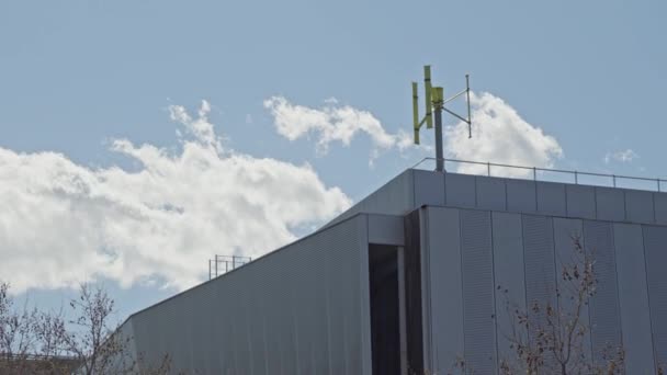 Edifício Com Uma Palheta Meteorológica Cima — Vídeo de Stock