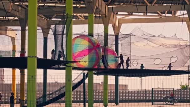 Een Groep Kinderen Die Spelen Rond Een Kleurrijk Bal — Stockvideo