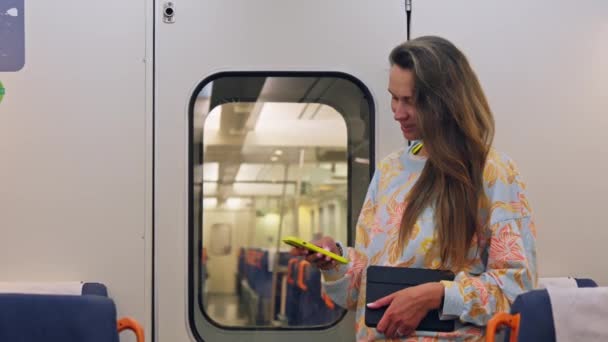 Uma Mulher Num Comboio Olhar Para Telemóvel — Vídeo de Stock