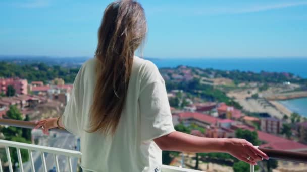 Женщина Стоящая Балконе Рядом Перилами — стоковое видео