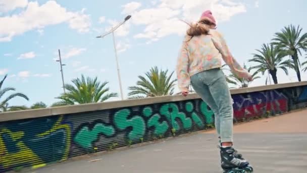 Una Donna Che Cavalca Uno Skateboard Lungo Una Strada — Video Stock