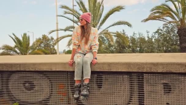 Une Femme Assise Sur Mur Briques — Video