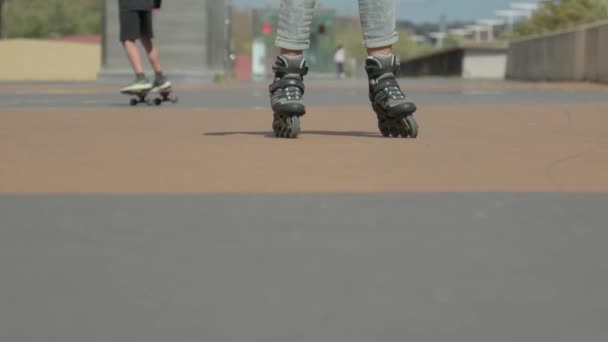 Par Pessoas Andar Skate Numa Rua — Vídeo de Stock