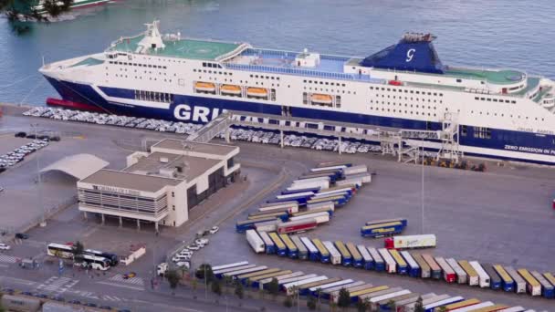 ターミナルにドッキングされた大型クルーズ船 — ストック動画