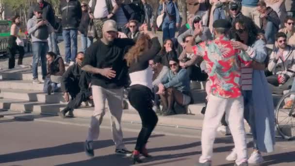 Пары Танцуют Сальсу Улице Высококачественные Кадры — стоковое видео