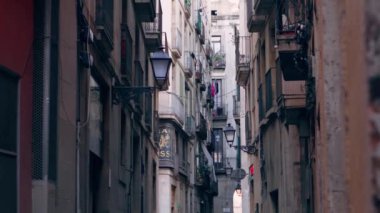 Bir sürü yüksek binası olan dar bir şehir caddesi.