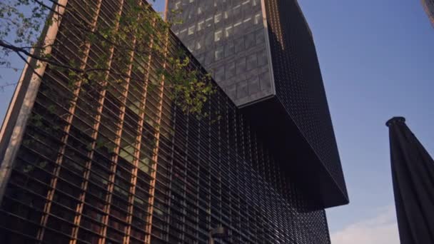 Edificio Alto Con Reloj Lado — Vídeos de Stock