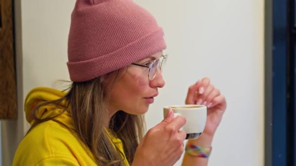 Una Mujer Con Sombrero Rosa Sosteniendo Una Taza Café — Vídeos de Stock