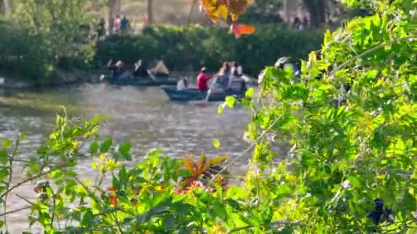 Eine Gruppe Von Menschen Kleinen Booten Auf Einem Fluss — Stockvideo
