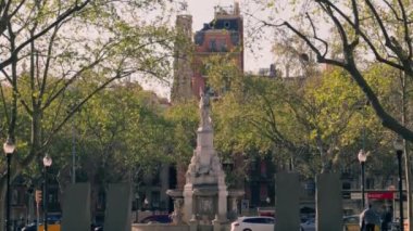 Şehir caddesinde yüksek bir saat kulesi