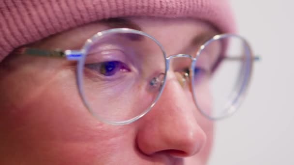 Närbild Person Rosa Hatt Och Glasögon — Stockvideo