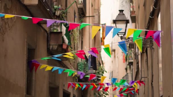 Binaların Kenarlarında Renkli Bayraklar Sallanan Bir Sokak — Stok video