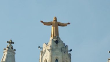 Bir binanın tepesinde İsa 'nın heykeli. Yüksek kalite 4k görüntü