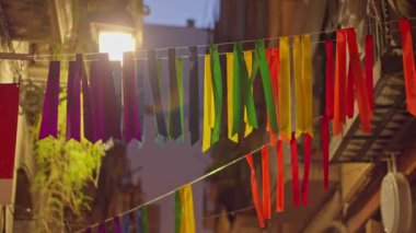 Bir sürü renkli flama bir satırda sallanıyor. Yüksek kalite 4k görüntü