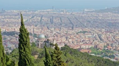Tepenin tepesinden bir şehir manzarası