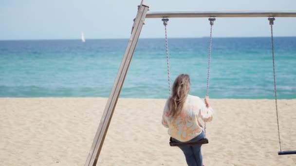 Μια Γυναίκα Κάθεται Μια Κούνια Στην Παραλία — Αρχείο Βίντεο