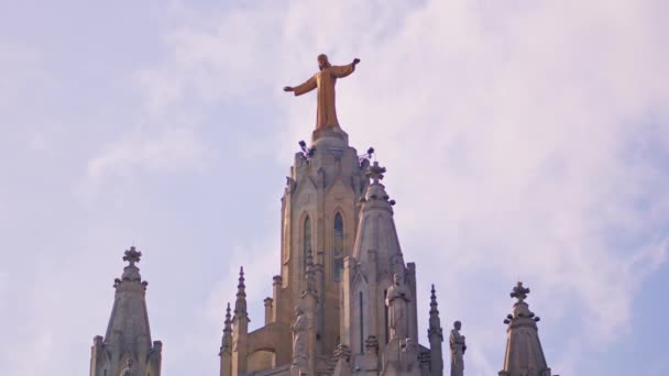 一座耶稣的雕像在一座建筑物的顶部 高质量的4K镜头 — 图库视频影像