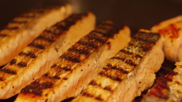 烤架上的一些肉的特写 — 图库视频影像