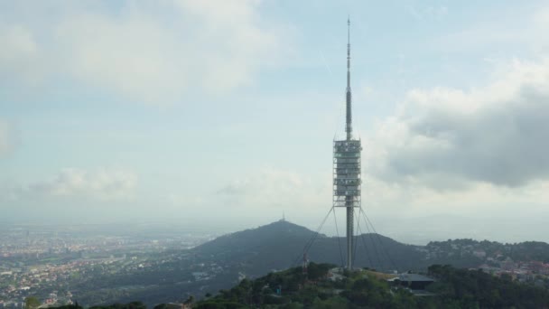 Una Torre Alta Cima Una Exuberante Colina Verde — Vídeo de stock