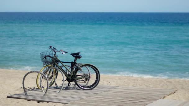Rower Zaparkowany Drewnianej Platformie Plaży — Wideo stockowe