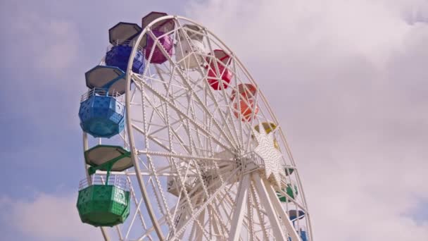Ein Riesenrad Mit Vielen Farben Einem Bewölkten Tag — Stockvideo