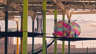 Oyun parkının tepesinde büyük renkli bir top