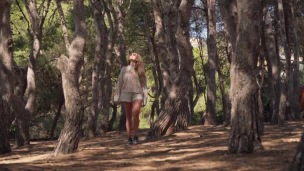 Μια Γυναίκα Στέκεται Στη Μέση Ενός Δάσους — Αρχείο Βίντεο