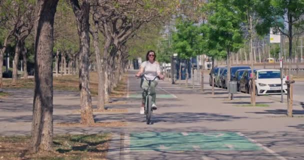 Cyklista Projíždějící Rušnou Ulicí Města Vysoce Kvalitní Záběry — Stock video