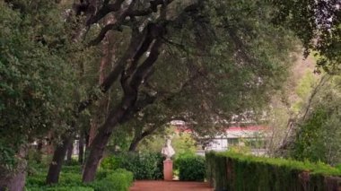 Uzakta heykeli olan parkta bir patika.