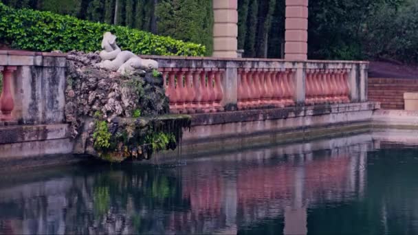 バルセロナの迷宮公園に噴水がある美しい池の景色 高品質の4K映像 — ストック動画