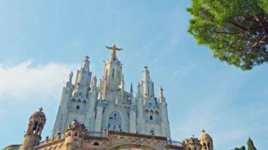 Üzerinde haç olan büyük bir katedral.