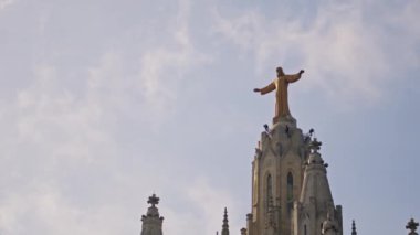 Bir binanın tepesinde İsa 'nın heykeli. Yüksek kalite 4k görüntü