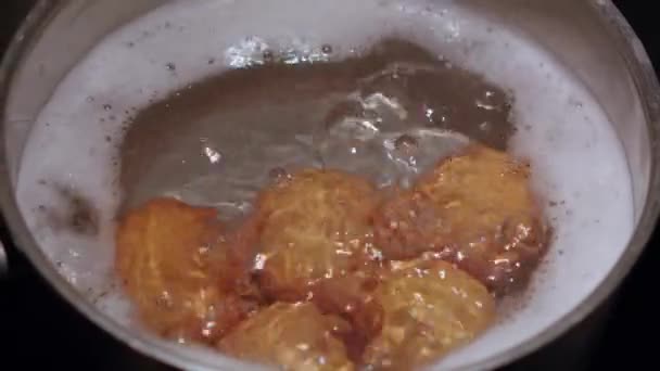 Een Pot Gevuld Met Water Sinaasappels Bovenop Een Kachel — Stockvideo