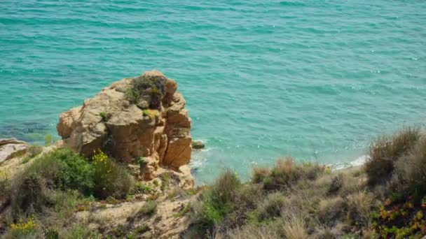 Скеля Виходить Море Спокійне Блакитне Море Високоякісні Кадри — стокове відео
