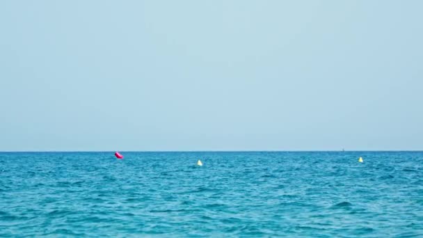 Zicht Zee Horizon Boeien Van Verschillende Kleuren Hoge Kwaliteit Beeldmateriaal — Stockvideo