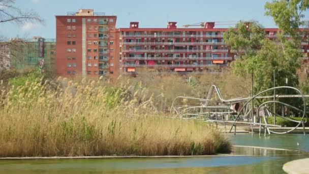 Річка Проходить Через Місто Поруч Високими Будівлями — стокове відео