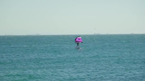 Une Personne Sur Une Planche Surf Milieu Océan — Video