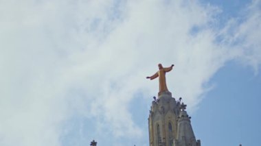 Bir binanın tepesindeki İsa heykeli.