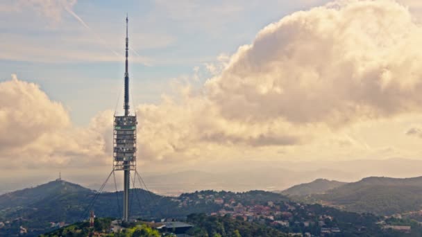 Sebuah Menara Yang Sangat Tinggi Duduk Atas Bukit Hijau Yang — Stok Video