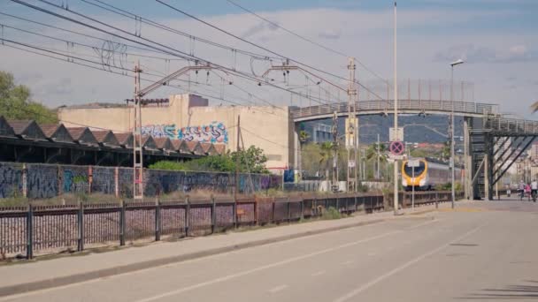 一条空荡荡的街道 铁轨上有一列火车 高质量的4K镜头 — 图库视频影像