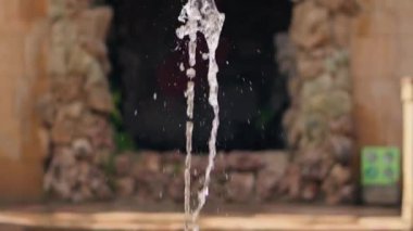 Fıskiyenin fıskiyesi yukarı doğru güzel bir şekilde düşüyor. Yüksek kalite 4k görüntü