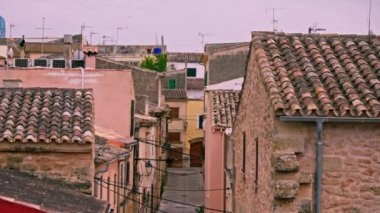 Antik Alcudia şehrinin sokak manzarası. Yüksek kalite 4k görüntü