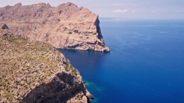 Mallorca adasındaki güzel uçurumlar, sakin bir su alanı. Yüksek kalite 4k görüntü