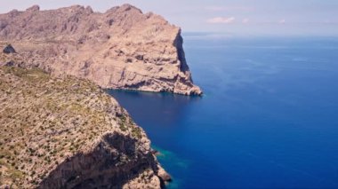 Mallorca adasındaki güzel uçurumlar, sakin bir su alanı. Yüksek kalite 4k görüntü
