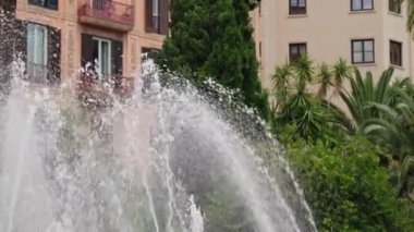 Binaların arka planında güzel fıskiye fıskiyeleri. Yüksek kalite 4k görüntü