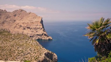 Mallorca adasındaki en güzel yer, kayalık sahile bakan. Yüksek kalite 4k görüntü