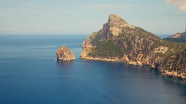 Mallorca adasında kayası olan güzel bir deniz manzarası. Yüksek kalite 4k görüntü