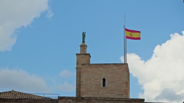 Bandeira Espanhola Está Voando Sobre Antiga Torre Fortaleza Imagens Alta — Vídeo de Stock