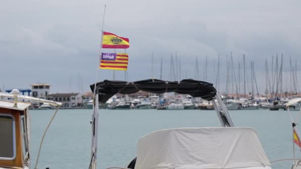 Vlaggen Boot Spaans Mallorca Hoge Kwaliteit Beeldmateriaal — Stockvideo