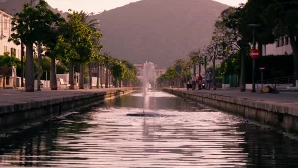 Canal Avec Fontaine Donnant Sur Les Montagnes Images Haute Qualité — Video